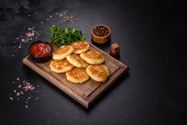 Patates gözlemesi. Sebze börek. Latkeler tavada