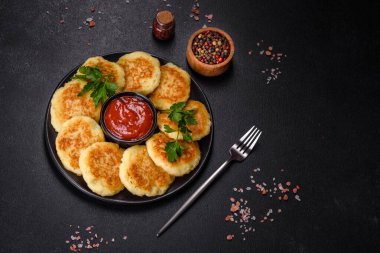 Patates gözlemesi. Sebze börek. Latkeler tavada