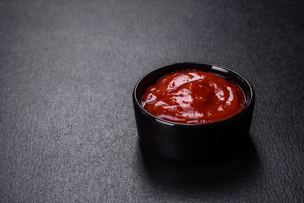 Ketchup Ceramic Saucepan Black Concrete Background — Stock Photo, Image