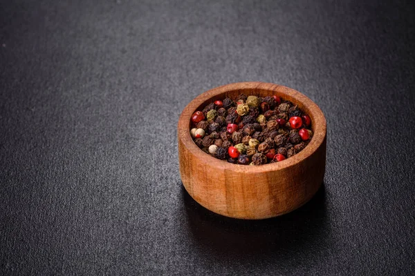 Mélange Grains Poivre Diffrents Dans Bol Bois Sur Fond Noir — Photo