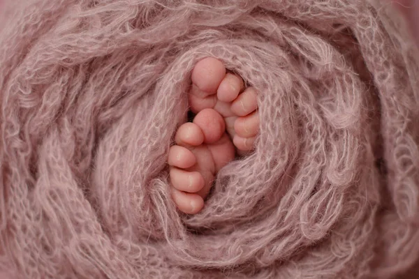 Pequenas Pernas Bonitas Bebê Recém Nascido Nos Primeiros Dias Vida — Fotografia de Stock