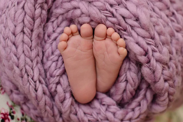 Small Beautiful Legs Newborn Baby First Days Life Baby Feet — Stock Photo, Image