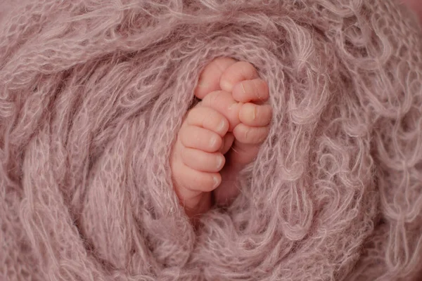 Μικρά Όμορφα Πόδια Νεογέννητου Μωρού Τις Πρώτες Μέρες Της Ζωής — Φωτογραφία Αρχείου