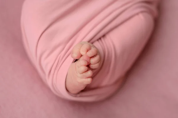 Small Beautiful Legs Newborn Baby First Days Life Baby Feet — Stock Photo, Image