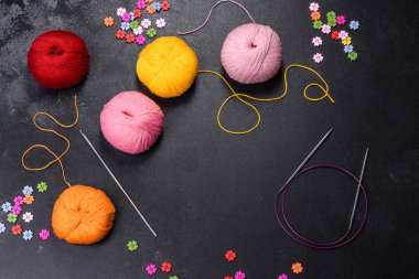 Beton masada renkli yün toplar. İplik toplarının çeşitliliği, yukarıdan görünüm