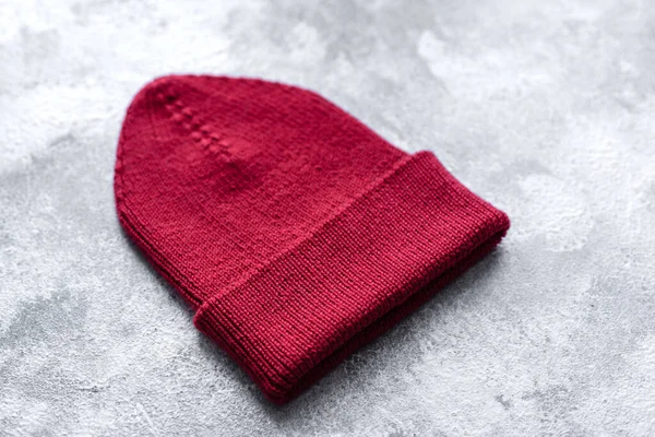 Rote Warme Strickmütze Für Frauen Auf Betongrund Hobbys Und Freizeit — Stockfoto