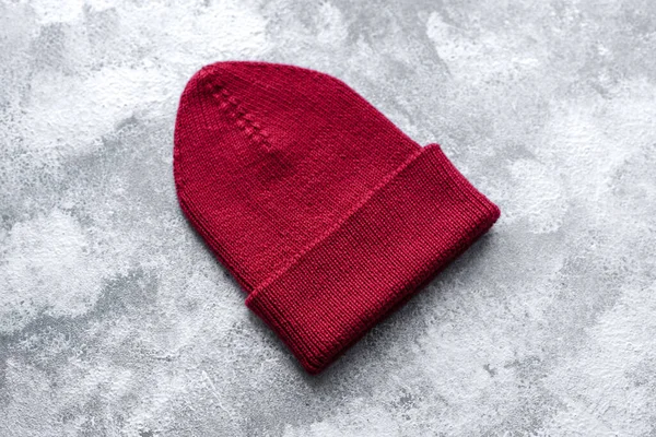 Rote Warme Strickmütze Für Frauen Auf Betongrund Hobbys Und Freizeit — Stockfoto