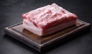 Yakın çekim yağlı tuzlu domuz yağı ahşap bir tahtada ev yapımı domuz yağı. Organik çiftlikten doğal ürün.