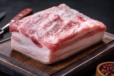 Yakın çekim yağlı tuzlu domuz yağı ahşap bir tahtada ev yapımı domuz yağı. Organik çiftlikten doğal ürün.