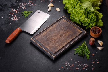 Organik, sağlıklı, yeşil marul bitkilerine yakın. Yerel sebze ekme çiftliği. Taze yeşil kıvırcık buzdağı salatası yaprakları