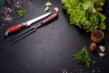 Organik, sağlıklı, yeşil marul bitkilerine yakın. Yerel sebze ekme çiftliği. Taze yeşil kıvırcık buzdağı salatası yaprakları