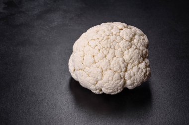 Koyu beton bir arka planda güzel beyaz karnabahar salınımı. Ev bahçesinde mahsul