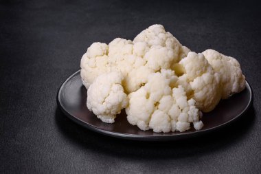 Koyu beton bir arka planda güzel beyaz karnabahar salınımı. Ev bahçesinde mahsul