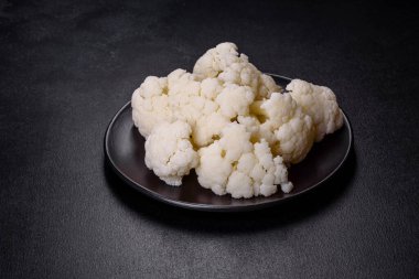 Koyu beton bir arka planda güzel beyaz karnabahar salınımı. Ev bahçesinde mahsul