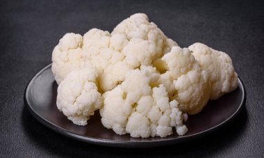 Koyu beton bir arka planda güzel beyaz karnabahar salınımı. Ev bahçesinde mahsul