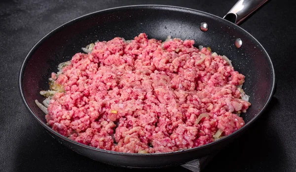 Frisches Rohes Rinderhackfleisch Mit Zwiebeln Einer Pfanne Leckeres Gesundes Essen — Stockfoto