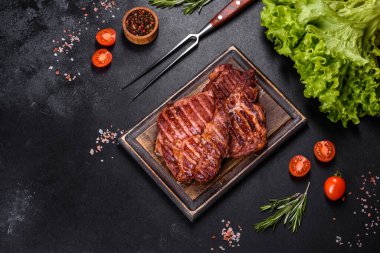 Tahta tahtada servis edilen orta pişmiş ızgara biftek.