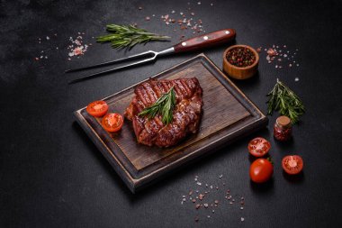 Tahta tahtada servis edilen orta pişmiş ızgara biftek.