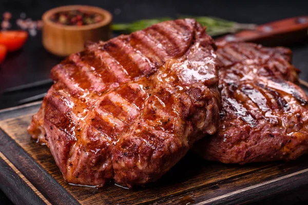 Středně Propečený Hovězí Steak Podávaný Dřevěné Desce — Stock fotografie