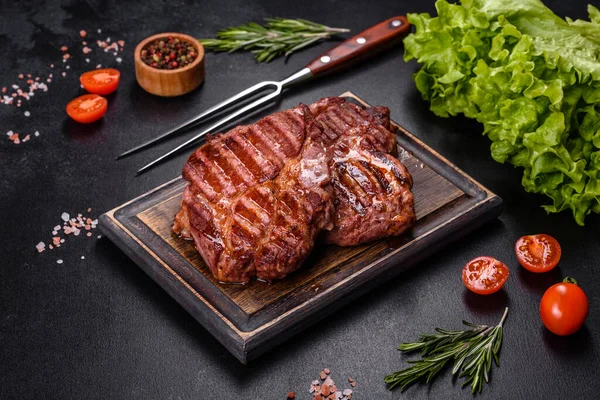 Tahta Tahtada Servis Edilen Orta Pişmiş Izgara Biftek — Stok fotoğraf