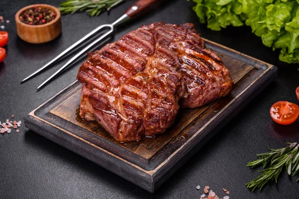 Medium Rare Geschnittene Gegrillte Rindersteak Vom Rind Auf Holzbrett Serviert — Stockfoto