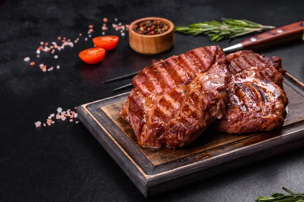 Tahta Tahtada Servis Edilen Orta Pişmiş Izgara Biftek — Stok fotoğraf