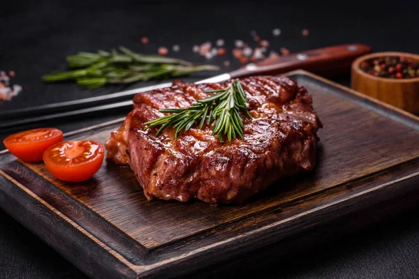 Medium Zeldzame Gesneden Gegrilde Striploin Beef Steak Geserveerd Houten Plank — Stockfoto