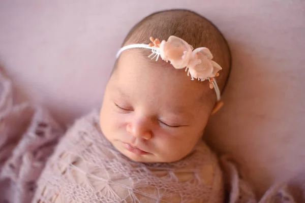 Close Mooi Slapend Baby Meisje Pasgeboren Meisje Slapend Een Deken — Stockfoto
