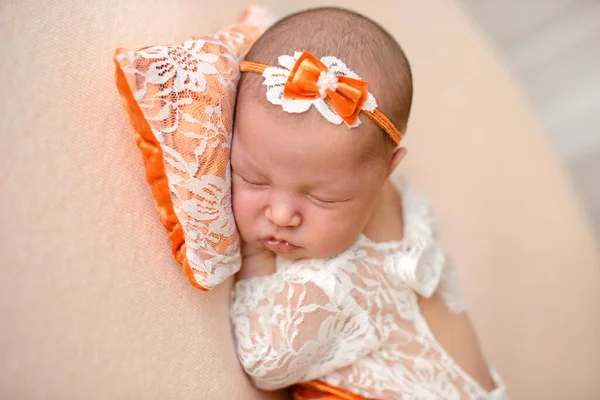 Close Mooi Slapend Baby Meisje Pasgeboren Meisje Slapend Een Deken — Stockfoto