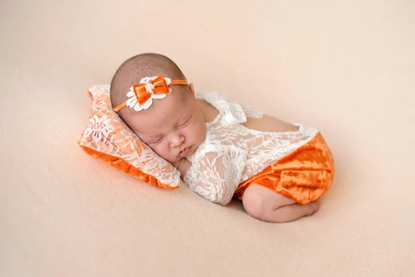 Close Mooi Slapend Baby Meisje Pasgeboren Meisje Slapend Een Deken — Stockfoto