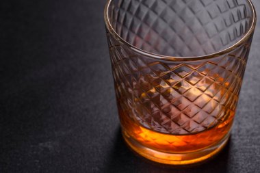 Siyah taş bir masada bir bardak viski. Kopyalama alanı olan üst görünüm