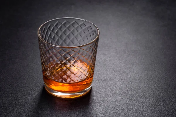 Glas Whisky Auf Einem Tisch Aus Schwarzem Stein Draufsicht Mit — Stockfoto