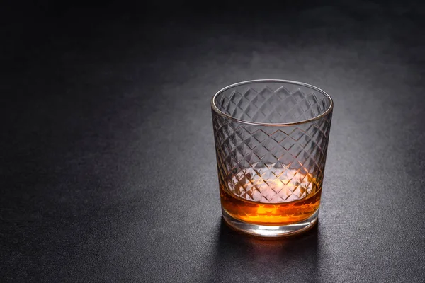 Glas Whisky Auf Einem Tisch Aus Schwarzem Stein Draufsicht Mit — Stockfoto