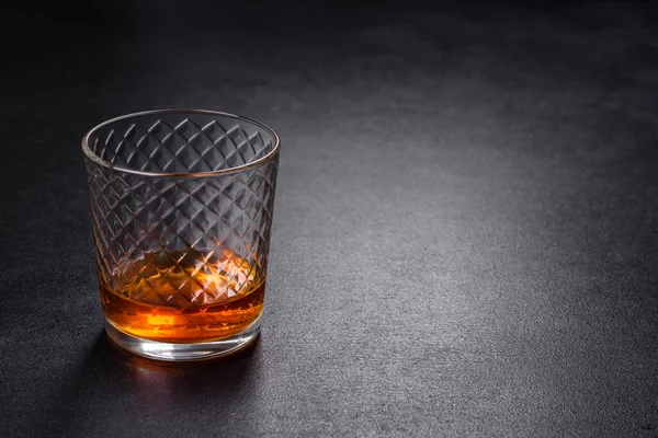 Egy Pohár Whiskey Egy Fekete Kőasztalon Felülnézet Másolási Hellyel — Stock Fotó