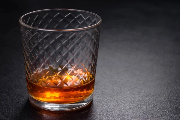 Glas Whisky Auf Einem Tisch Aus Schwarzem Stein Draufsicht Mit — Stockfoto