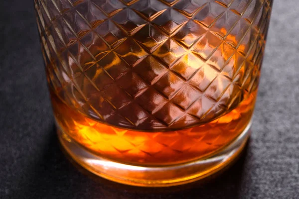 黒い石のテーブルの上にウイスキーのグラス コピースペース付きのトップビュー — ストック写真