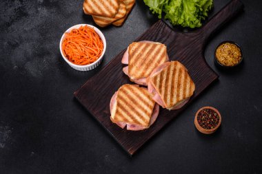 Kızarmış sandviç, salam ve erimiş peynir.