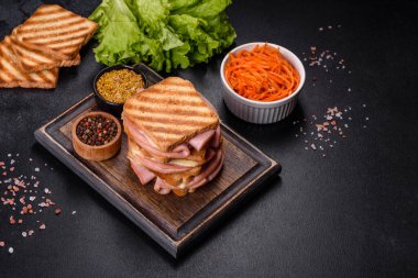 Kızarmış sandviç, salam ve erimiş peynir.