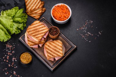 Kızarmış sandviç, salam ve erimiş peynir.