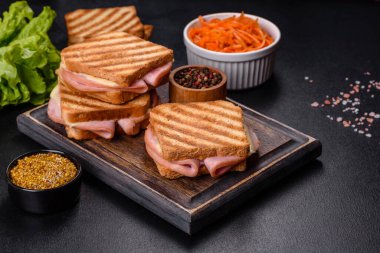 Kızarmış sandviç, salam ve erimiş peynir.