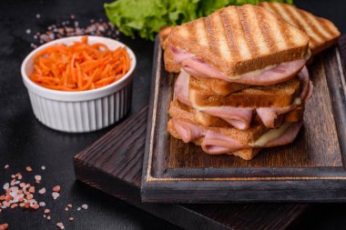 Kızarmış sandviç, salam ve erimiş peynir.