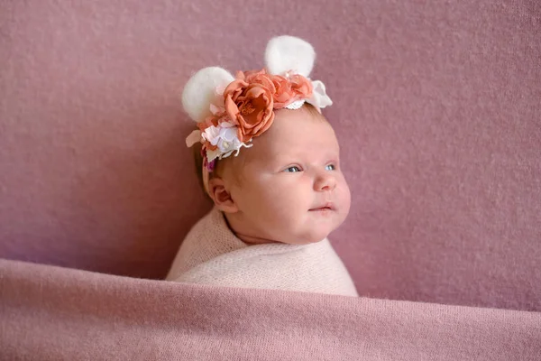 Eerste Fotosessie Pasgeboren Baby Pasgeborene Het Kind Ligt Een Paarse — Stockfoto