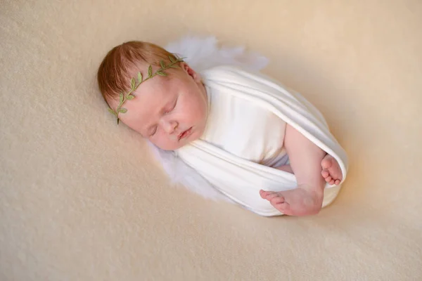 Eerste Fotosessie Pasgeboren Baby Pasgeborene Het Kind Ligt Een Paarse — Stockfoto