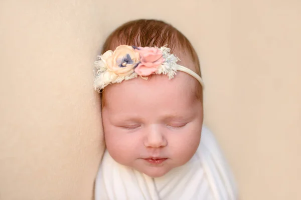 Eerste Fotosessie Pasgeboren Baby Pasgeborene Het Kind Ligt Een Paarse — Stockfoto