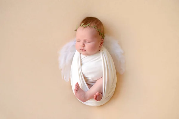 Eerste Fotosessie Pasgeboren Baby Pasgeborene Het Kind Ligt Een Paarse — Stockfoto