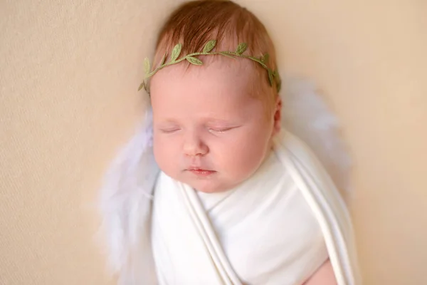 第一次拍照会新生婴儿 新生儿 那孩子躺在紫色的毯子上 — 图库照片