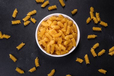 İtalyan çiğ makarnası, üst görünüm, farklı türde makarna.