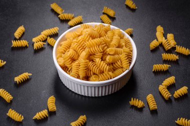 İtalyan çiğ makarnası, üst görünüm, farklı türde makarna.