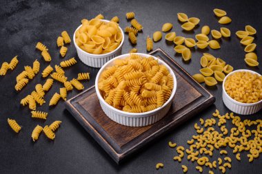 İtalyan çiğ makarnası, üst görünüm, farklı türde makarna.