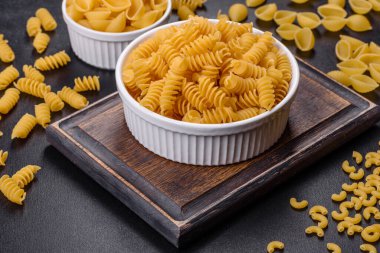 İtalyan çiğ makarnası, üst görünüm, farklı türde makarna.